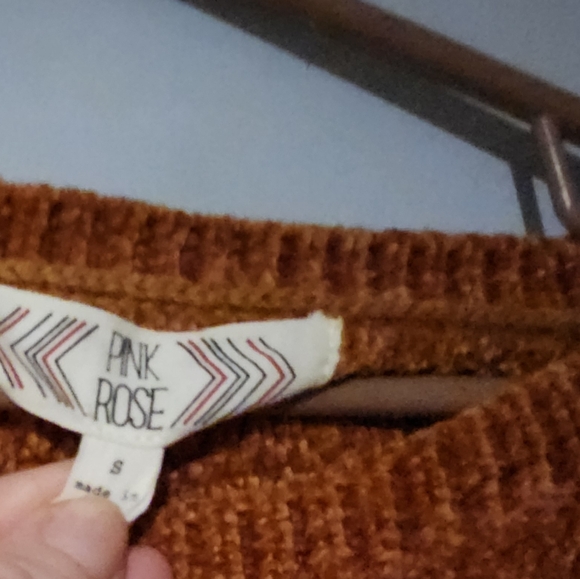 Pink Rose Rust Colored Sweater Size Small - Picture 3 of 4